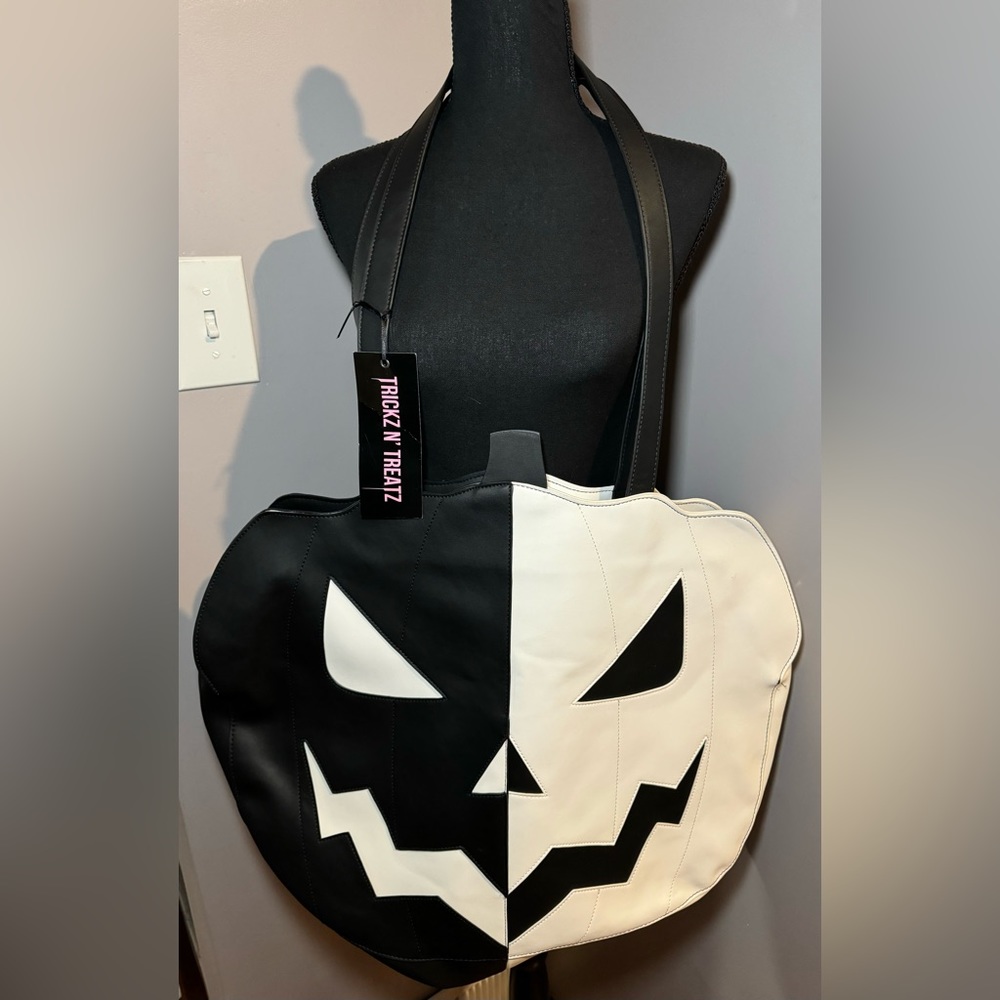 ✨🆕 Dolls Kill Trickz N' Treatz A Grin That Glows Mega Pumpkin Tote Black/White